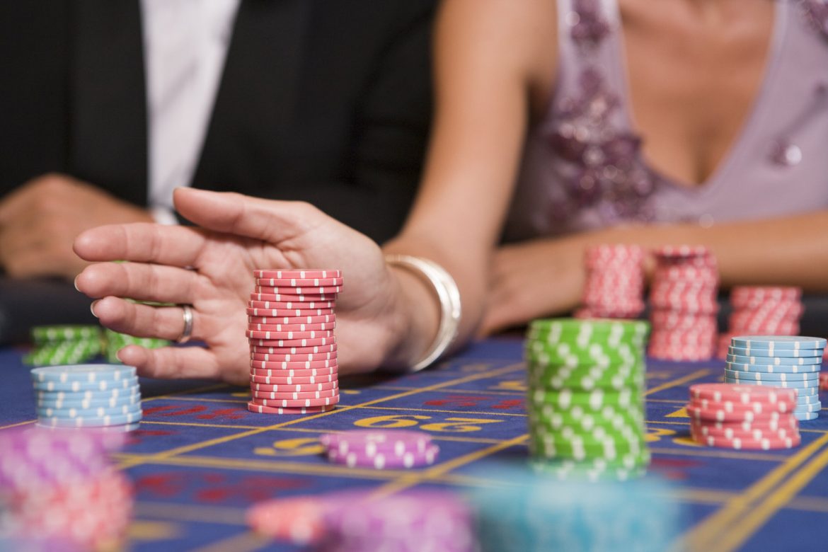 543661_couple-in-casino-playing-roulette-and-smiling Couple in casino
